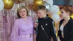 Поздравляют именинницу родные и близкие .