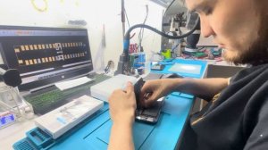 iPhone 13 не включается￼: диагностика и пайка материнской