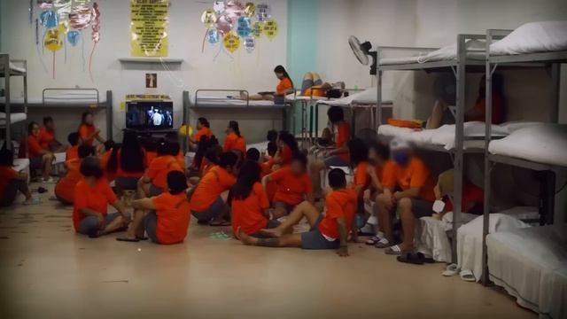 Женщины-заключенные думали, что камера пуста, но камер смотреть онлайн