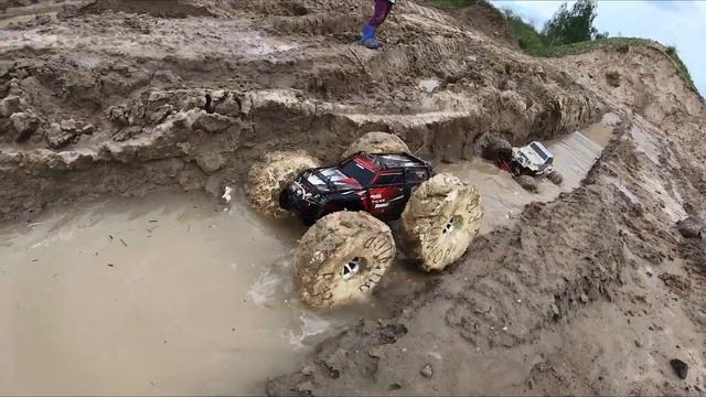 Пускаем в грязь ОГРОМНЫЕ машинки на радиоуправлении. R смотреть онлайн
