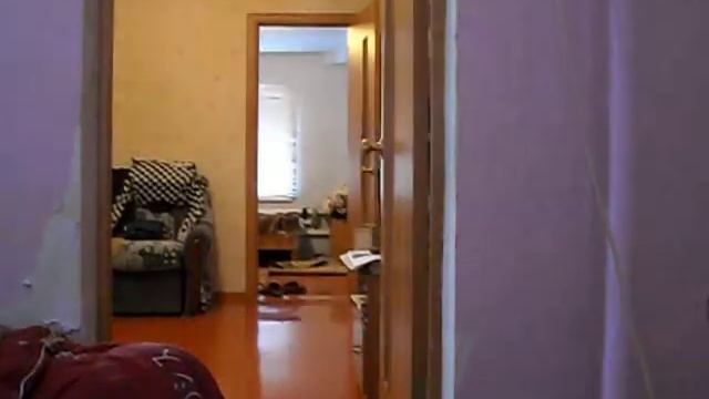 прикольно танцует