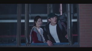 Высокомерный парень издевается над новой ученицей, но когда его брат защищает ее, он начинает..