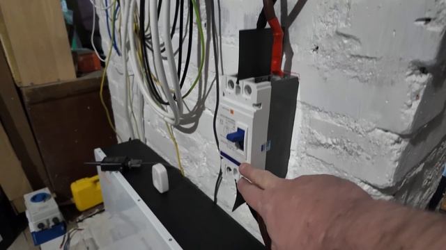 Подключил 2 АКБ Jsdsolar к гибридному инвертору