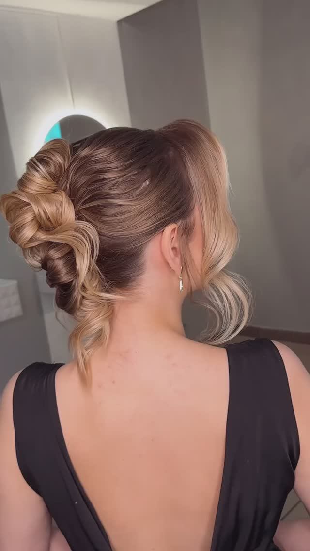 Самый популярный текстурный пучок #прическа #укладка #волосы #пучок