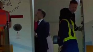 Брижит Макрон дала мужу пощечину и отказалась спускаться под руку по трапу самолета