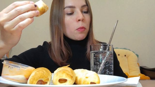 Mukbang/ сосиски🌭 в слоеном тесте/ мукбанг/ ужин