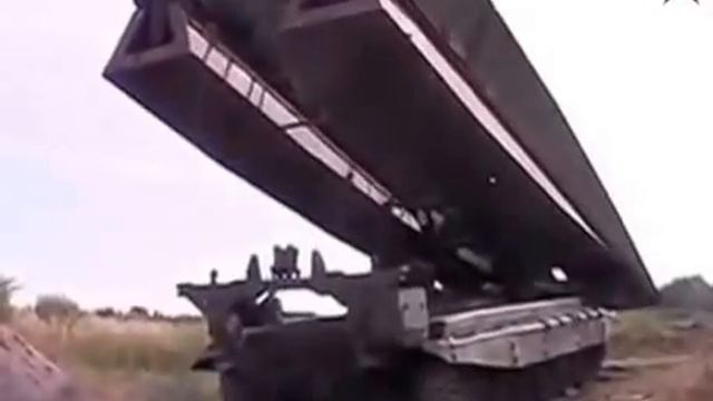 Российские танки преодолевают 15-метровые рвы на учениях «Восток-2014»