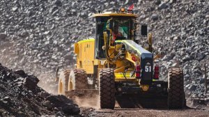 Новый тяжелый автогрейдер приступил к работе на Михайловском ГОКе