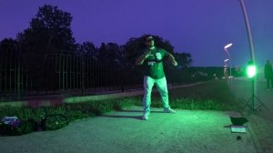 Современные танцы под современную музыку.