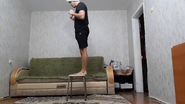 Подпрыгивания на стуле с колен смотреть онлайн