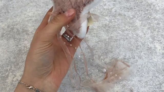 подвесная игрушка из меха с бусинами-лентами смотреть онлайн