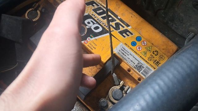 Погано світять фари. Поганий заряд генератора. Масса з