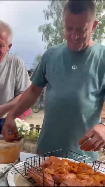 первые шампуры уже готовы и ещё решётка,😋😋😋 смотреть онлайн