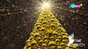 бьют часы на Спасской башне провожая год вчерашний scary