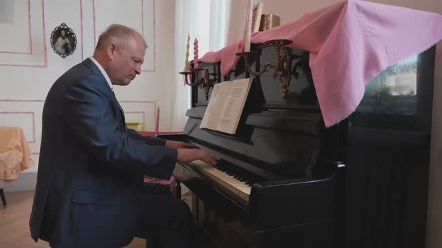 Четыре произведения для классных пианистов смотреть онлайн