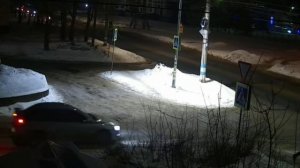 Могильщик обнаружил телефон рядом с покойной и взял т?