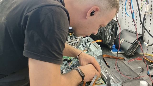 Ремонт Tesla model S меняем два экрана Repair Tesla Model S Change two screens смотреть онлайн