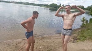 Отдых на озере двух парней