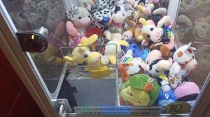 Играю 22 раза в самый маленький аппарат с игрушками. Классные игрушки в аппарате