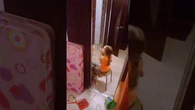Думает, что никто не видит)) смотреть онлайн
