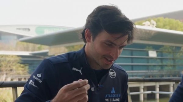 Alex Albon and Carlos Sainz play Kluster