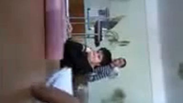 Чел угарает на заднём фоне!!!!