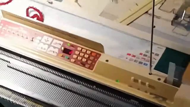 Чередование деккеровочного и фасонного ажура на Brother KH 950i смотреть онлайн