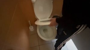 ЗАСЫПАЛИ ДРОЖЖИ В  ТУАЛЕТ В ШКОЛЕ