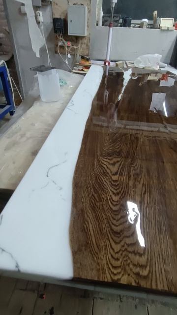 Стол из дуба и эпоксидной смолы