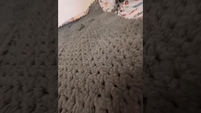 Вязаный плед из Alize Puffy на двуспальную кровать. Цвет - гранит. смотреть онлайн