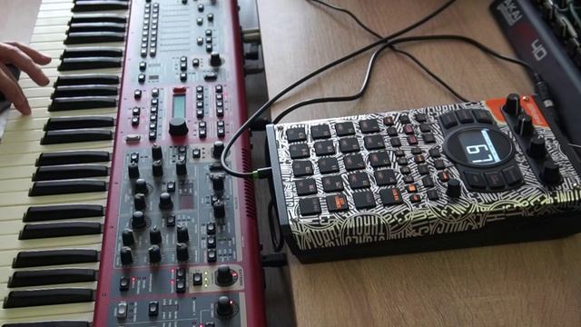 Roland SP-404 mk2 с внешней MIDI-клавиатурой смотреть онлайн