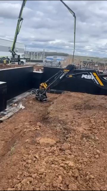 Трамбовка EXTEN Tamp300i на экскаваторе-погрузчике MST 644. Виброплита от производителя. смотреть онлайн