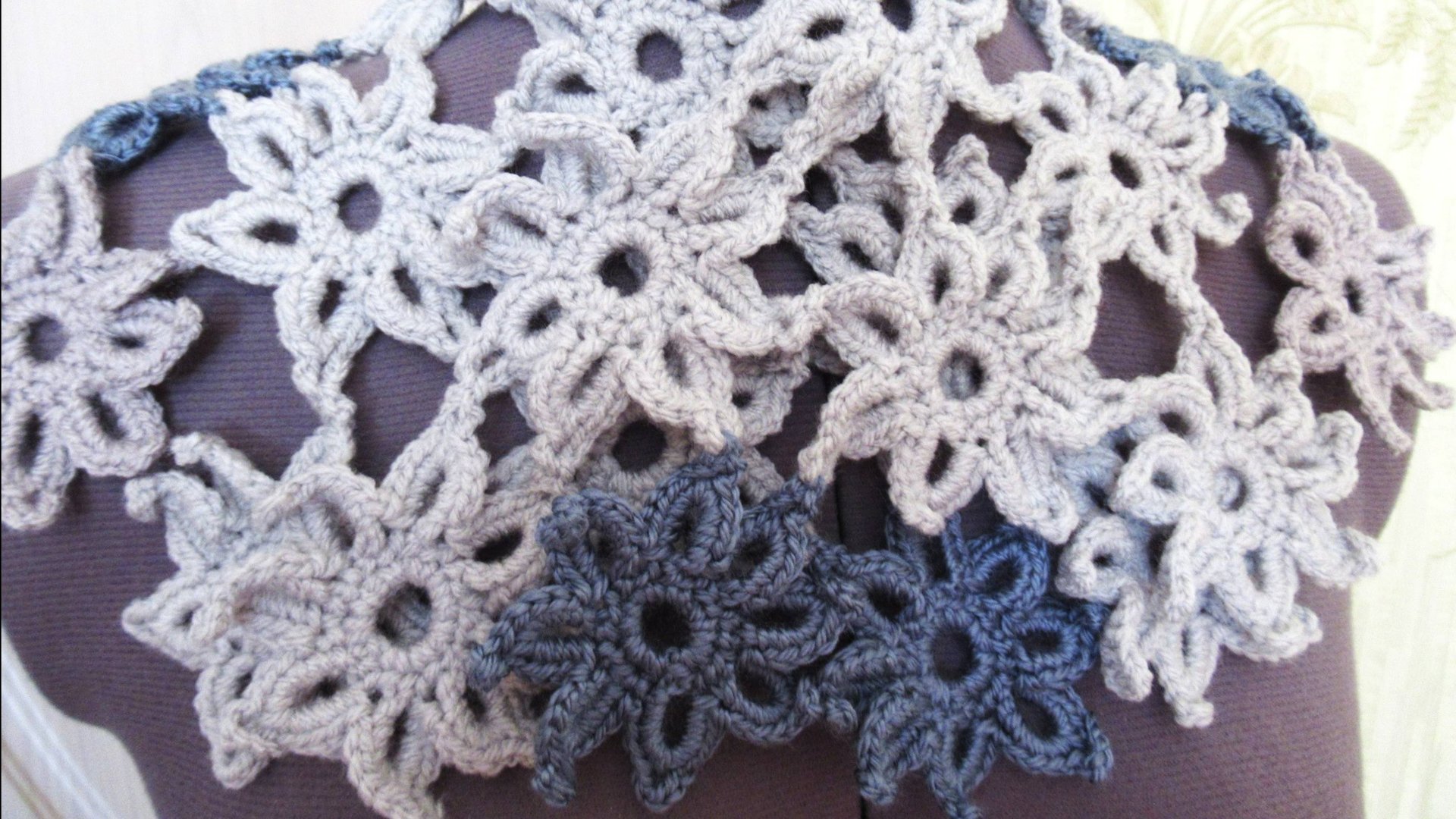 Так выглядит шарфик на манекене после соединения всех цветочков смотреть онлайн