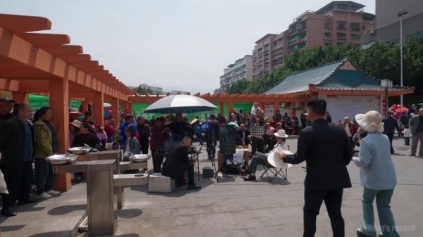 Walking in the magical 3D mountain town with different heights. Fengjie, Chongqing