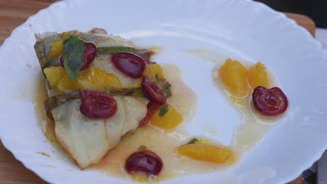 "И РЫБА И МЯСО" Судак в апельсиново-черешневом соусе. смотреть онлайн