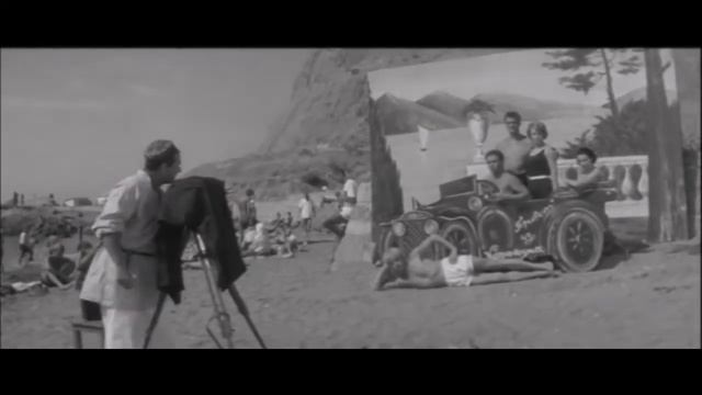 Пляжный фотограф (отрывок из фильма "Друзья и годы") смотреть онлайн