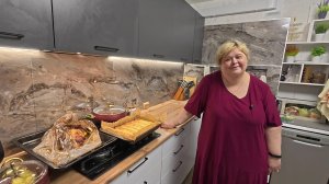 Сегодня готовлю утку с картошкой, суп с копчёной  грудкой,лаваш с сыром и колбасой.