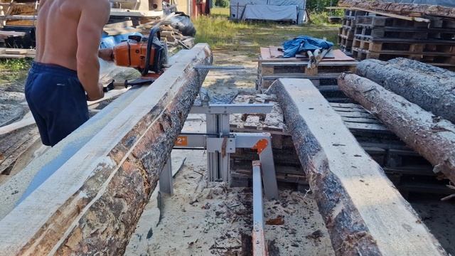 Подготовка бревна к распилу.