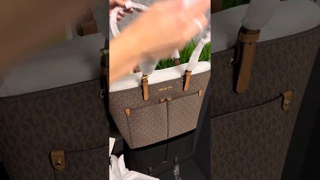Распаковка MICHAEL KORS Jet Set Medium Logo Pocket Tote Bag (brown) смотреть онлайн