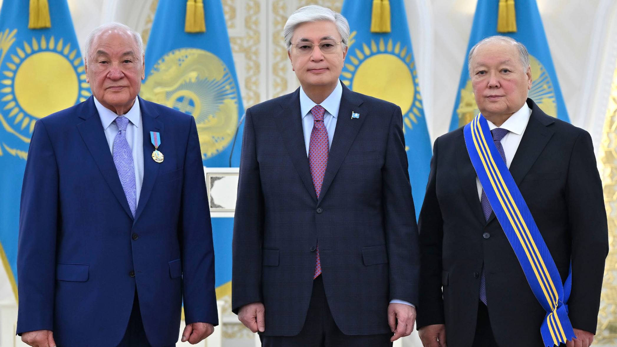 Токаев вручил госнаграды нефтянику Равилю Чердабаеву и хирургу Серику Токпанову