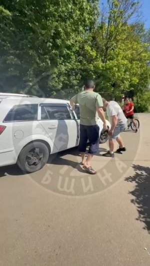 Обнаглевшие гости с юга намеренно протаранили на машине велосипедиста #shorts