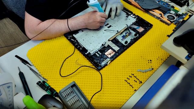 Замена клавиатуры на MSI Katana GF76 смотреть онлайн