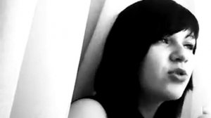 девушка читает рэп жалко.mp4