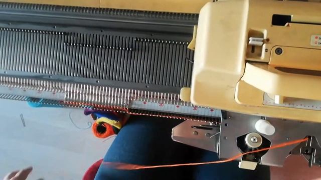 Младшая дочка помогает вязать)