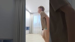 пытаюсь открыть шкафчики ударом мечом (не до конца)