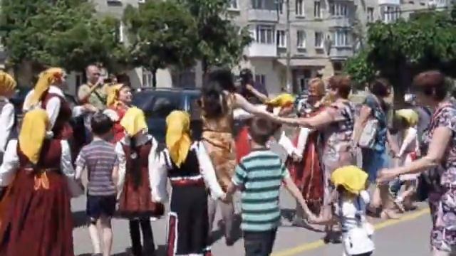 Аз харесвам българските народни танци смотреть онлайн