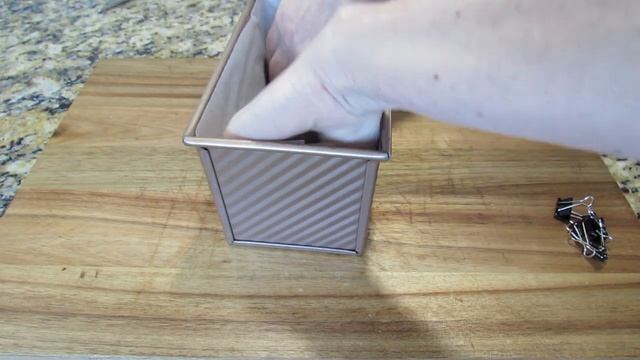 Как легко застелить форму Пулман пекарской бумагой?