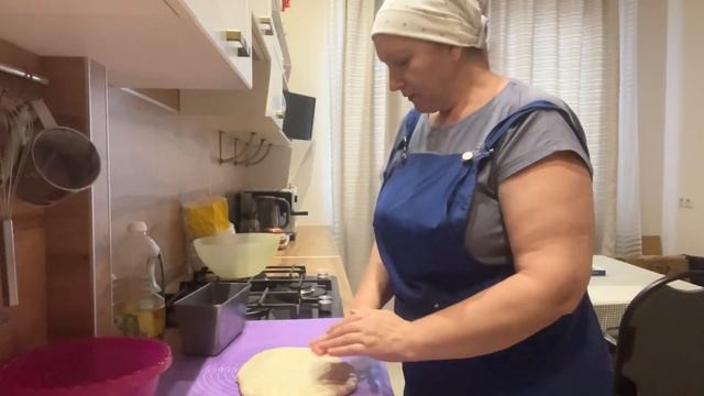 Пеку хлеб, батон. Мой жульен с огурцами. смотреть онлайн