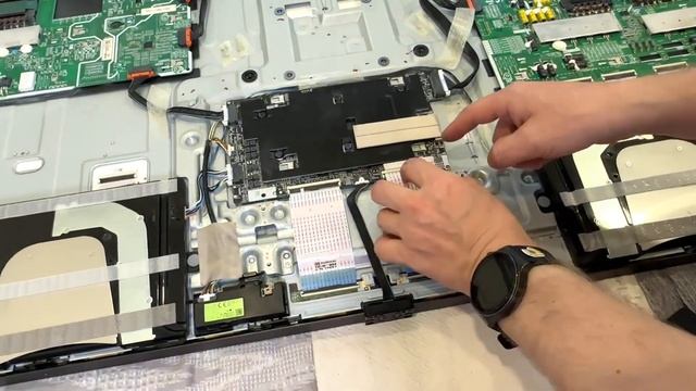 Ремонт телевизора SAMSUNG QE55Q90RAU / Выключается и включаетс смотреть онлайн