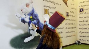 Трейлер квеста Алиса в Стране чудес от LOCKation